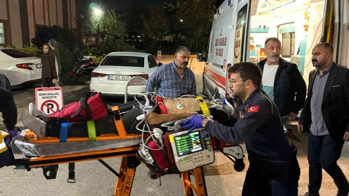 Adıyaman'da otomobil ile kamyonet çarpıştı: 1'i ağır 4 yaralı 5
