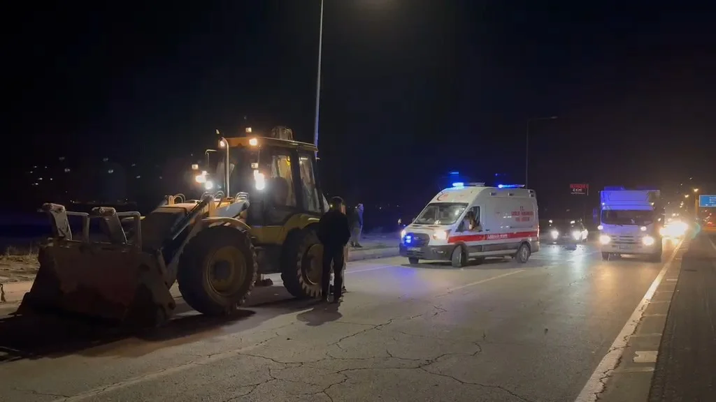 Muş'ta otomobil ile kepçe çarpıştı: 1 yaralı 4