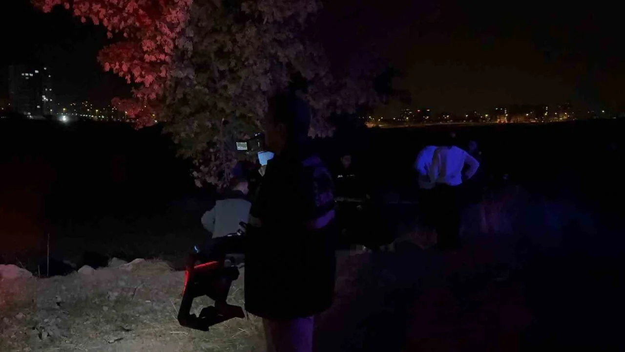 KAYSERİ’NİN MELİKGAZİ İLÇESİNDE 35 YAŞINDAKİ ŞAHIS BOŞ ARAZİDE AĞACA ASILI HALDE ÖLÜ...