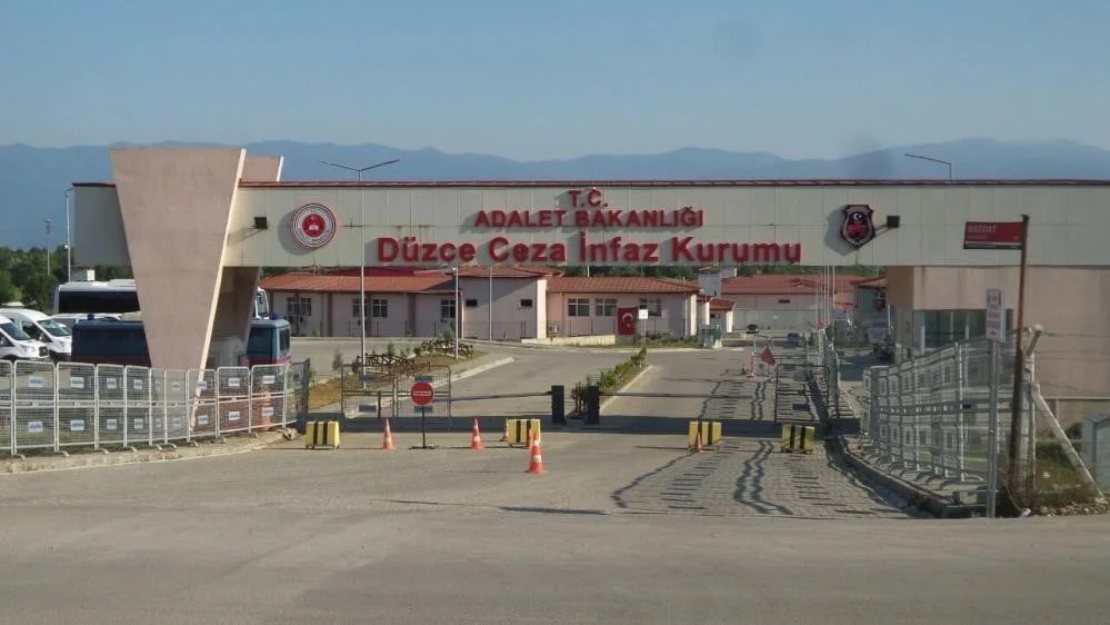 DÜZCE'DE JANDARMA VE POLİS EKİPLERİNCE YAPILAN ÇALIŞMALARDA, ÇEŞİTLİ SUÇLARDAN ARANAN 35 KİŞİ...