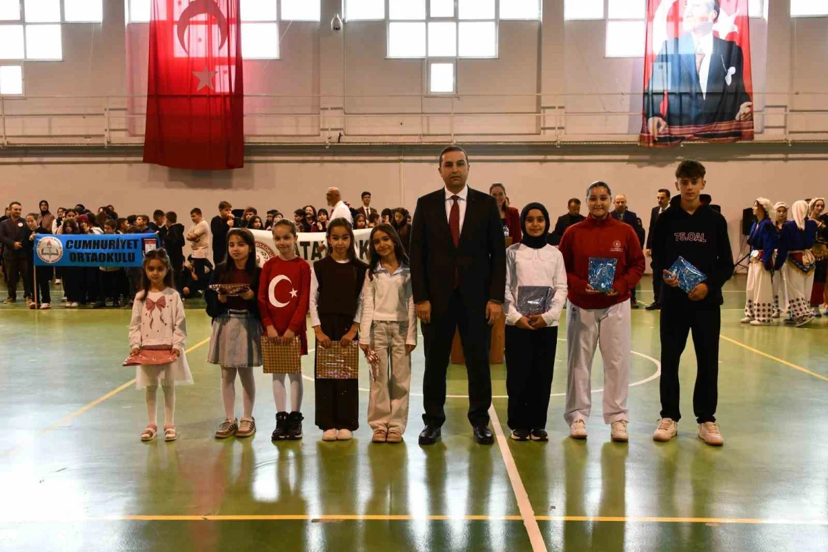Osmaneli'nde 29 Ekim Cumhuriyet Bayramı coşkusu kapalı spor salonuna taşındı 4