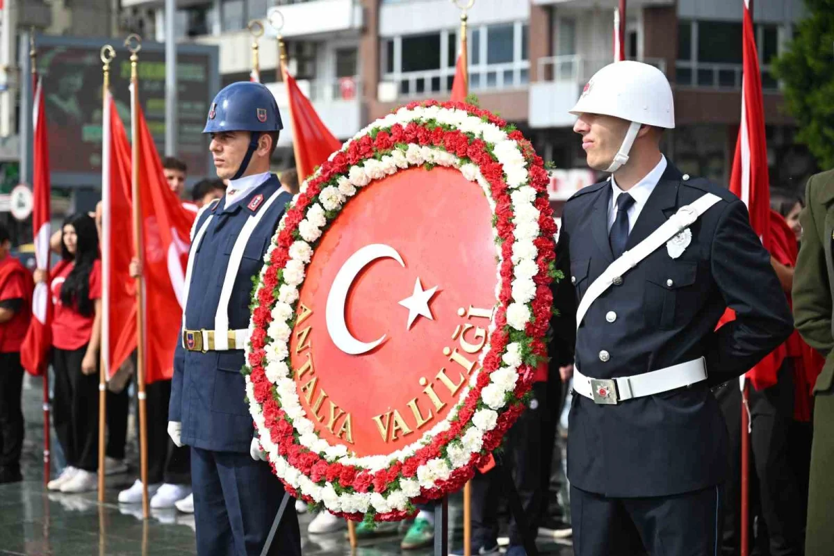Antalya'da Cumhuriyet Bayramı kutlamaları çelenk sunumuyla başladı 5