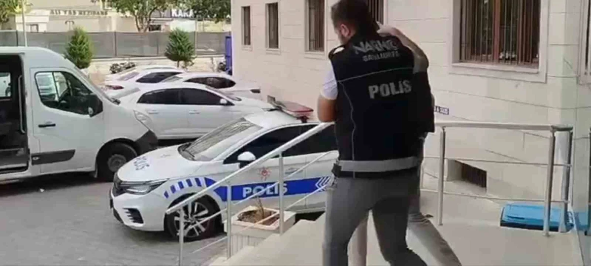 Şanlıurfa'da yolcu otobüsünde 16 kilo 400 gram skunk ele geçirildi 3