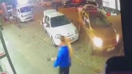 81 yaşındaki sürücü aracı yol kenarına park etmek isterken markete daldı...O anlar kamerada