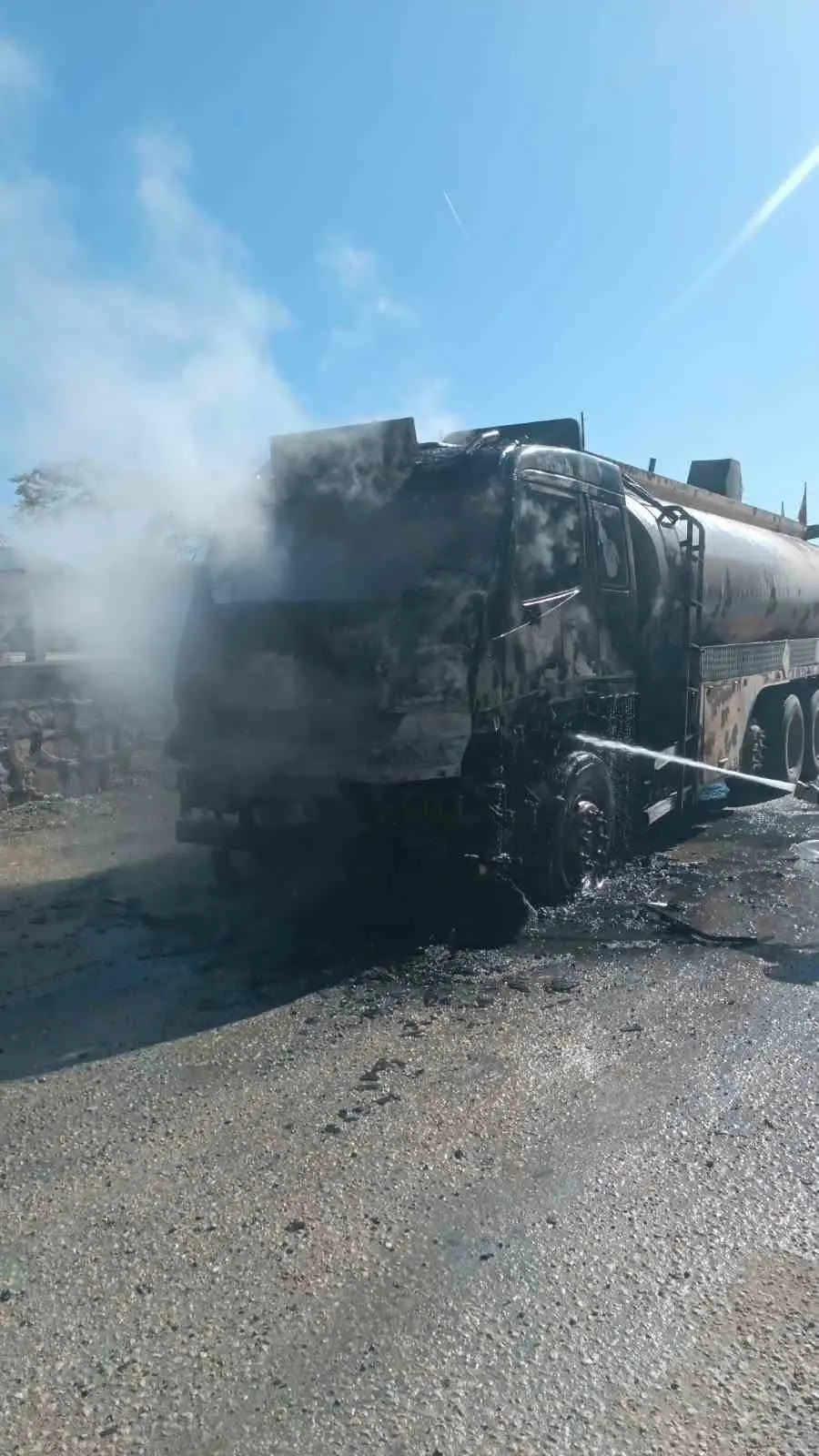 Afyonkarahisar'da alevlere teslim olan boş yakıt tankeri küle döndü 3