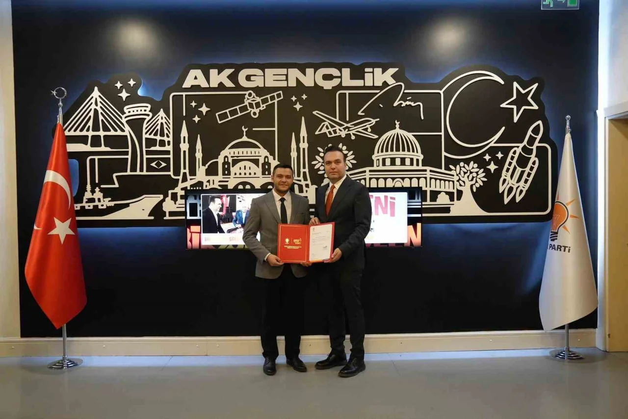 AK PARTİ KÜTAHYA İL GENÇLİK KOLLARI BAŞKANLIĞINA OĞUZHAN İNCE (SOLDA) ATANDI