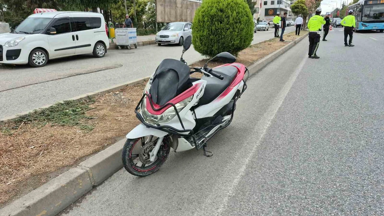ADIYAMAN’DA, YOLUN KARŞI TARAFINA GEÇMEYE ÇALIŞAN YAYAYA MOTOSİKLETİN ÇARPMASI SONUCU 1’İ AĞIR 2...