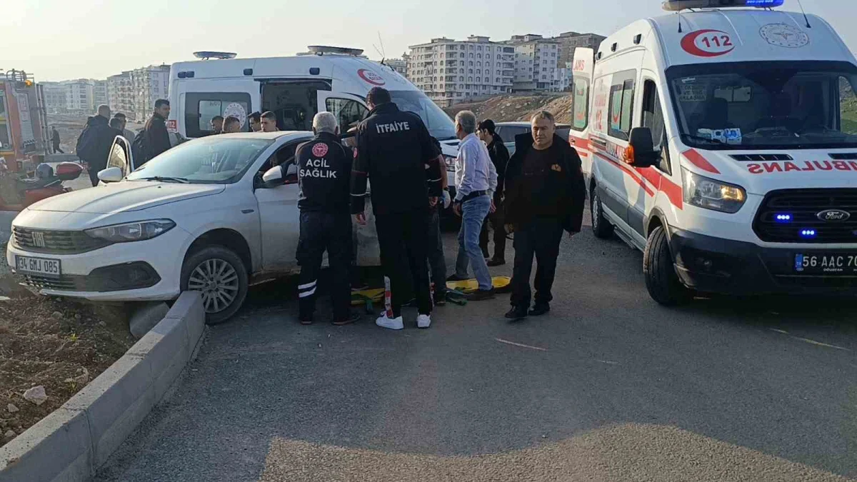 Siirt'te otomobil ile motosiklet çarpıştı: Kavşaktaki kazada 2 kişi yaralandı 3