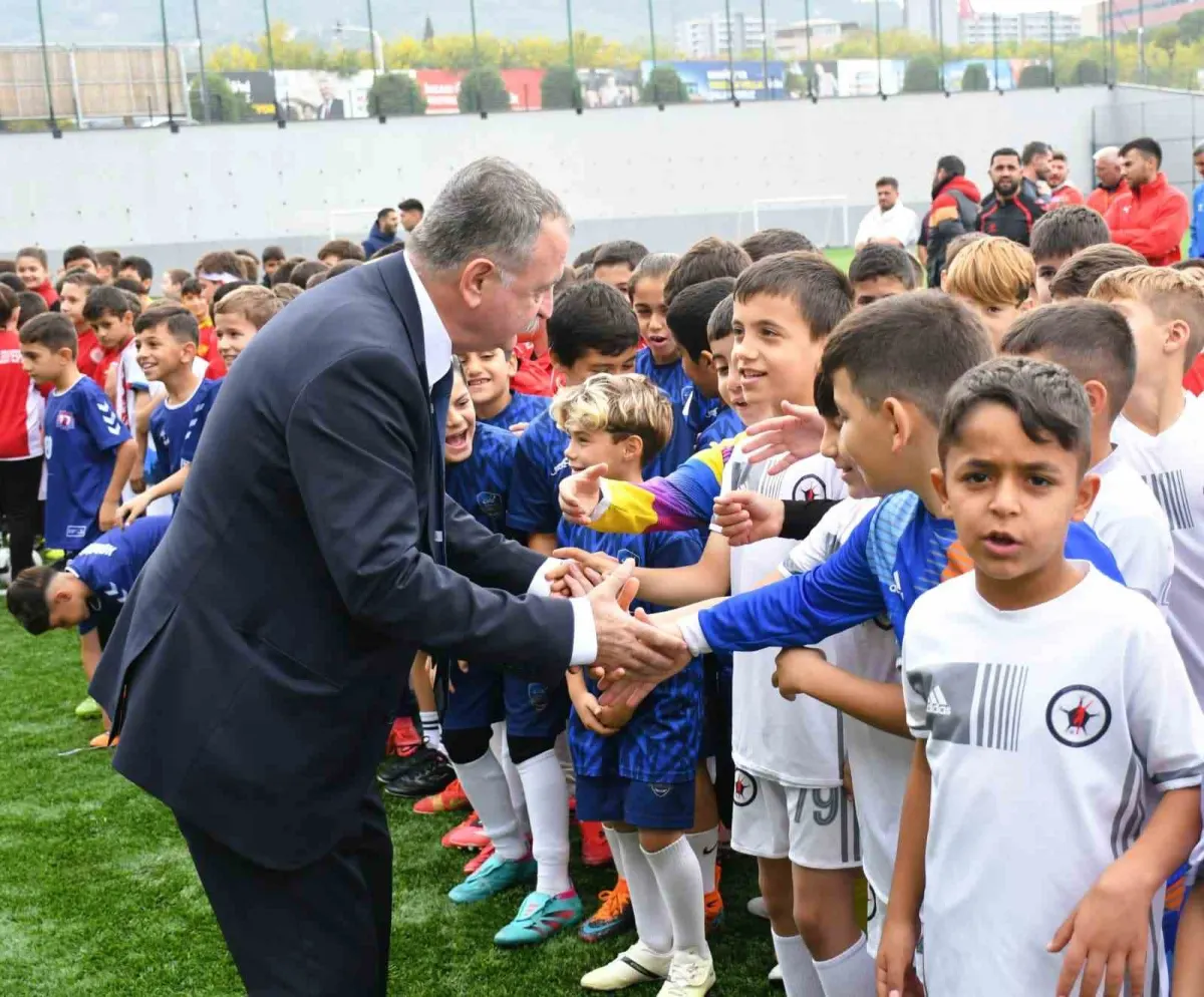 Yunusemre'de 29 Ekim coşkusu miniklerin futbol turnuvasıyla kutlandı 4
