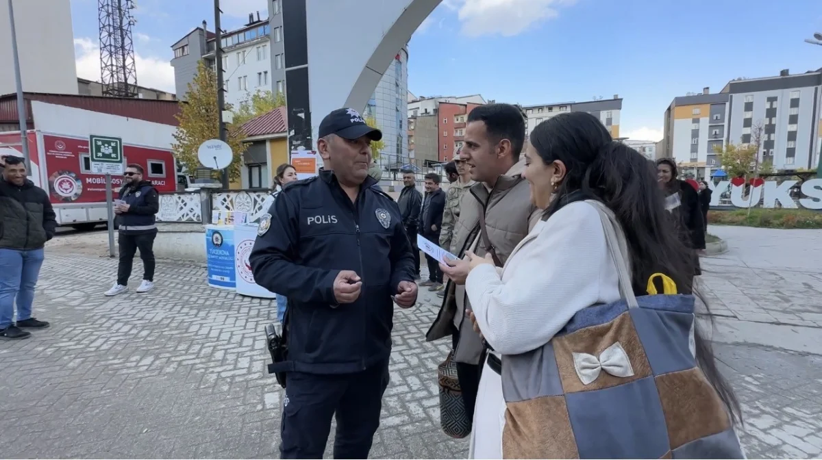 Yüksekova'da şiddetle mücadele için KADES stantları kuruldu 3
