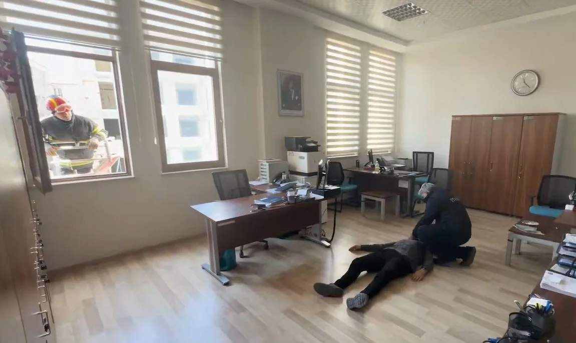 Kars Emniyeti'nde gerçeği aratmayan yangın tatbikatı 2