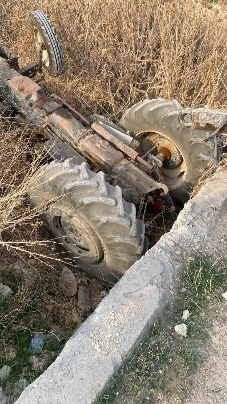 Gaziantep'te toprak yüklü traktör dereye uçtu: Sürücü yaralandı 2