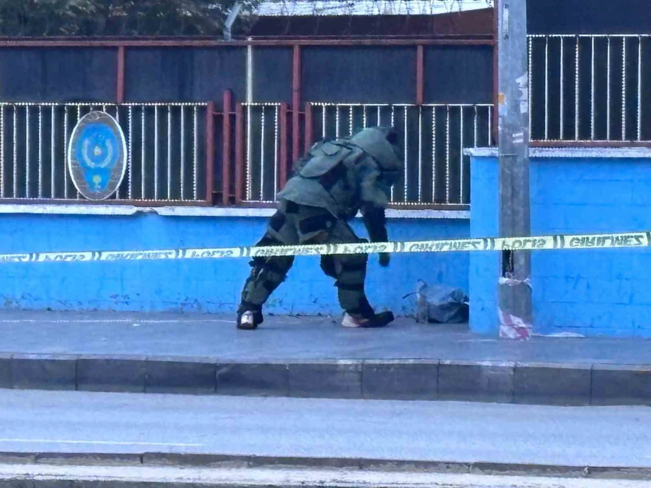 GAZİANTEP İL EMNİYET MÜDÜRLÜĞÜ BİNASININ GİRİŞ KAPISI ÖNÜNDE BULUNAN ŞÜPHELİ PAKET, EKİPLER...