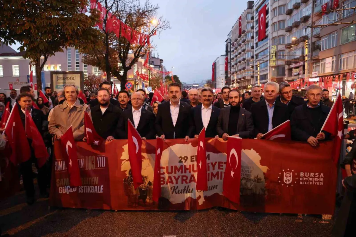 Bursa'da 103. yıl dönümü coşkusu kortej yürüyüşü ve Berkay konseriyle yaşandı 3