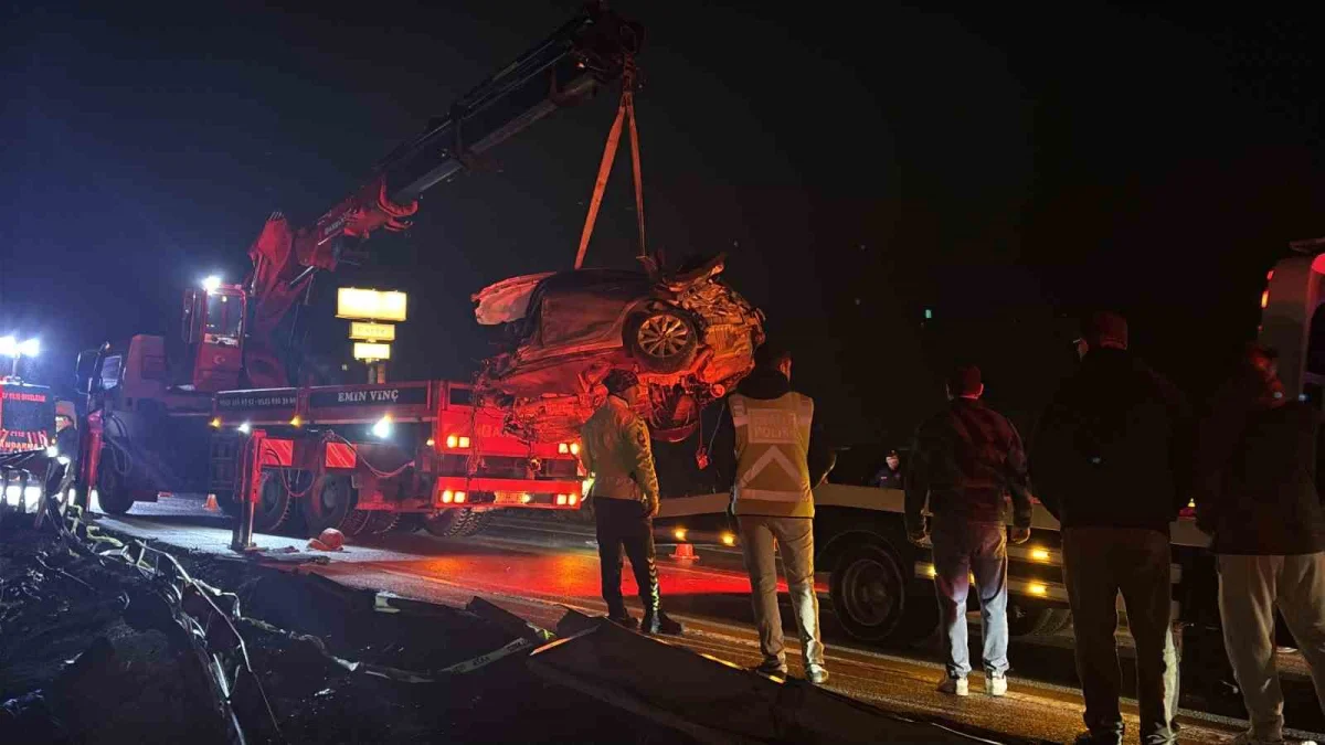 Çanakkale'de feci kaza: Paramparça olan otomobilde iki kişi hayatını kaybetti 3