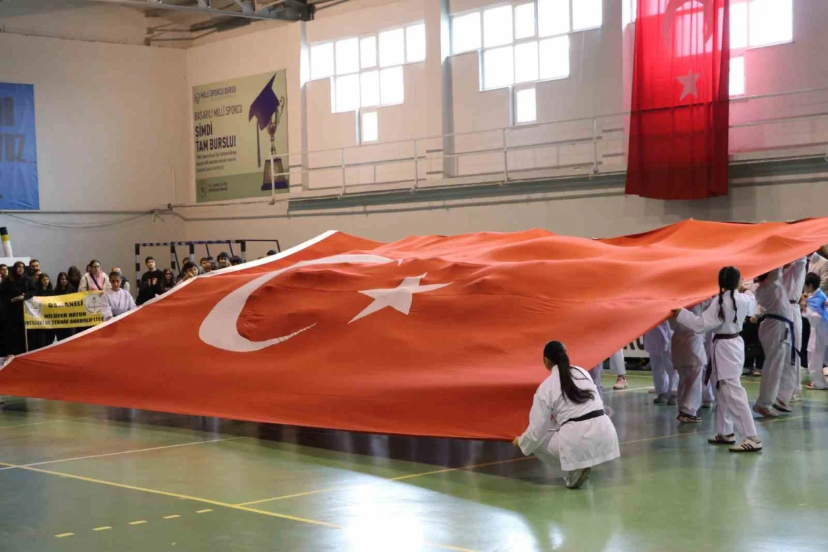 Osmaneli'nde 29 Ekim Cumhuriyet Bayramı coşkusu kapalı spor salonuna taşındı 2