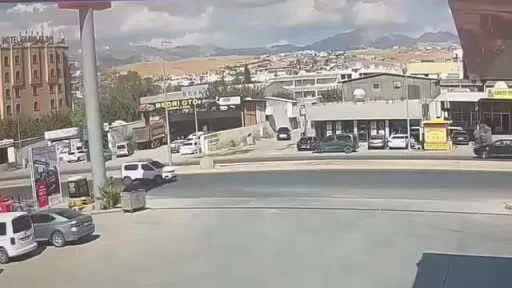Feci kaza kamerada: Otomobil 15 yaşındaki çocuğun üzerinden geçti