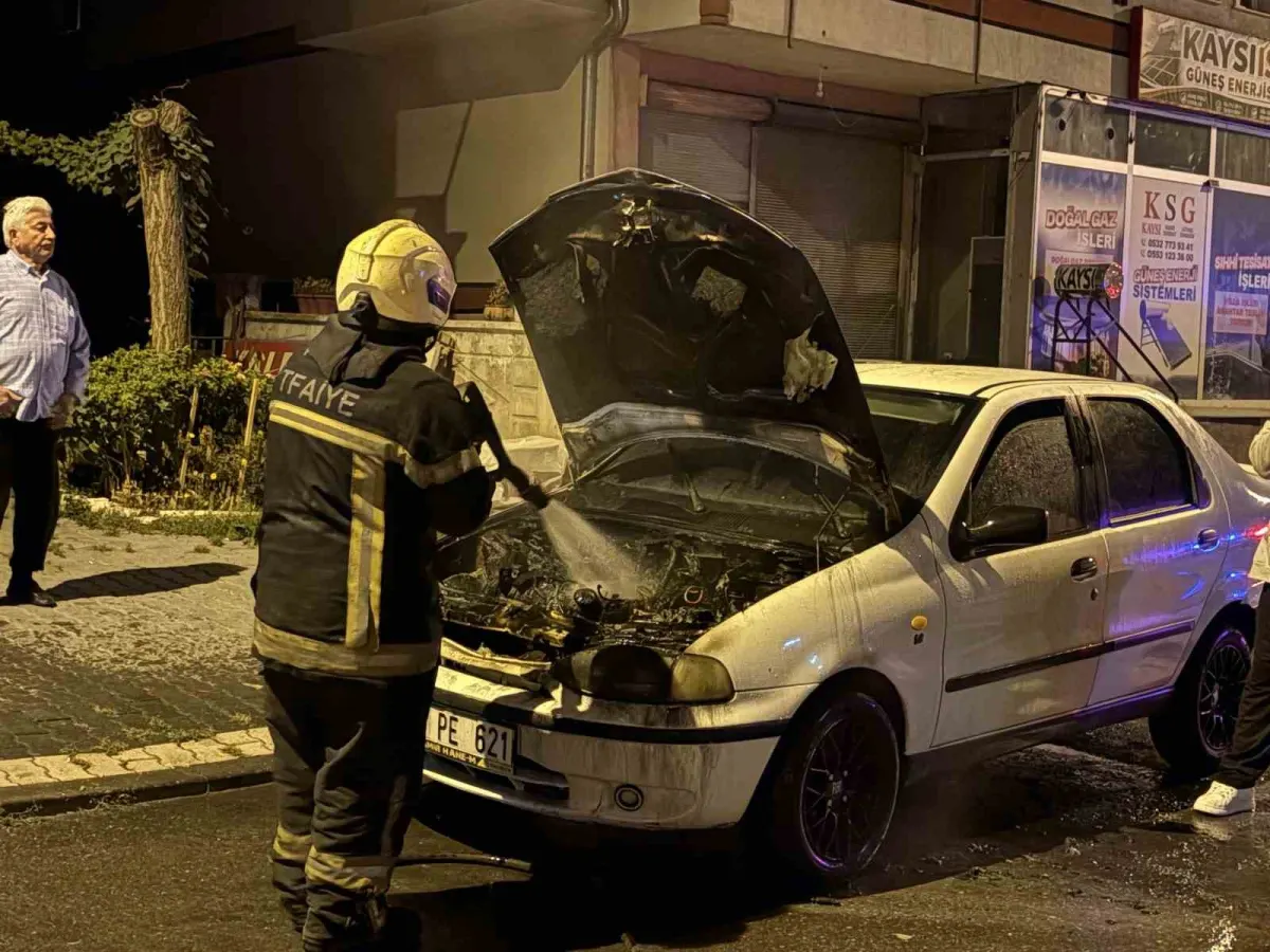 Kayseri'de kontağa basılan otomobil alev alev yandı 1