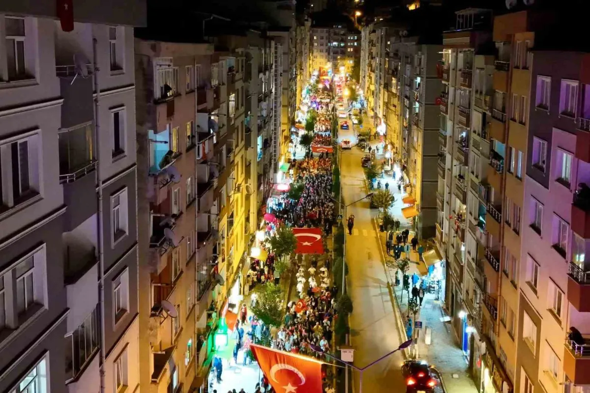 Giresun'da on binlerce vatandaş Cumhuriyet'in 103. yılı için yürüdü 1