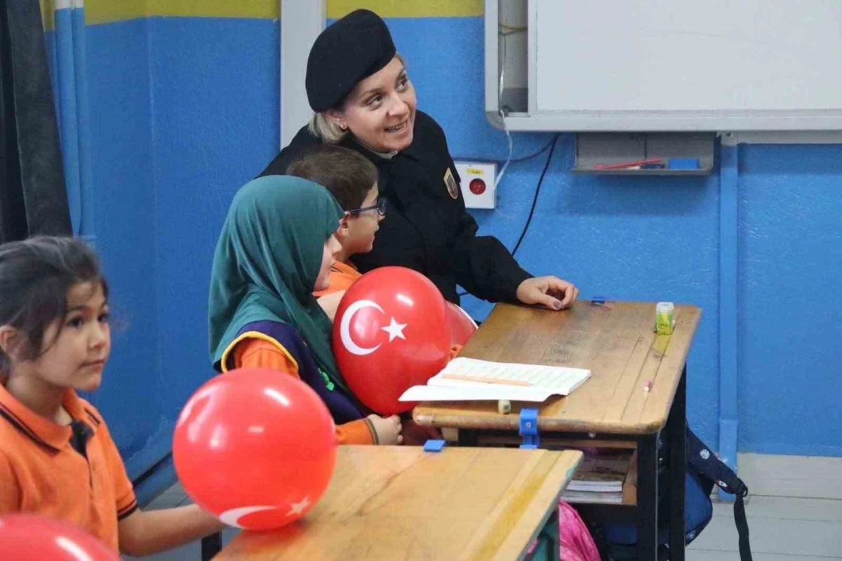 Eskişehir'de jandarma personeli minik öğrencilerle sınıfları 29 Ekim için süsledi 3