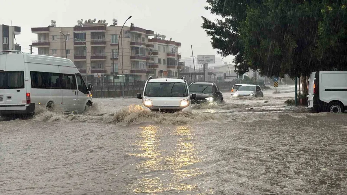 Tarsus'ta sağanak yağış yolları göle çevirdi: Muhtar öğrenciyi kucağında taşıdı 3