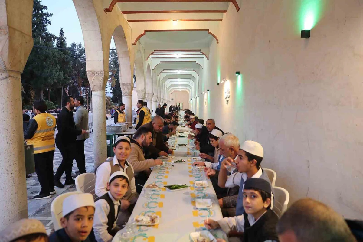 Şanlıurfa'da binlerce vatandaş geleneksel tirit sofrasında bir araya geldi 2