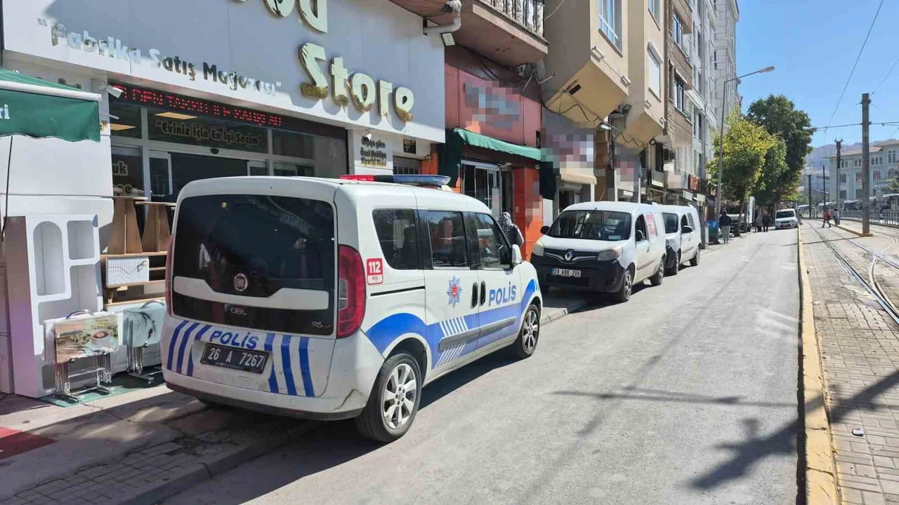 ESKİŞEHİR'DE BİR FIRINDA ÇALIŞAN İŞÇİ, SU ISITMAK İÇİN KULLANILAN AÇIK REZİSTANSA TEMAS ETMESİ...