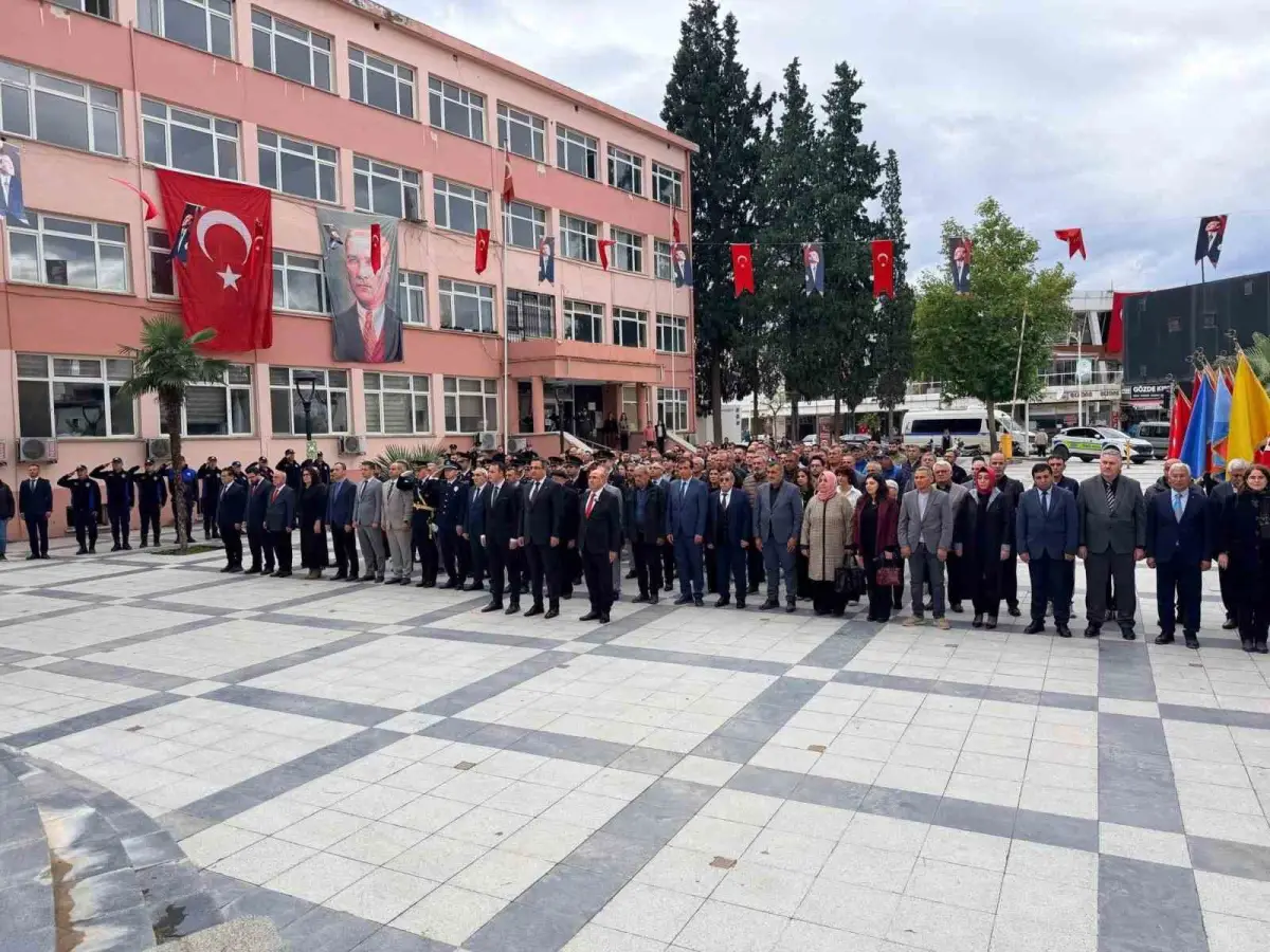 Sarıgöl'de Cumhuriyet'in 103. yıl dönümü çelenk töreniyle kutlandı 2