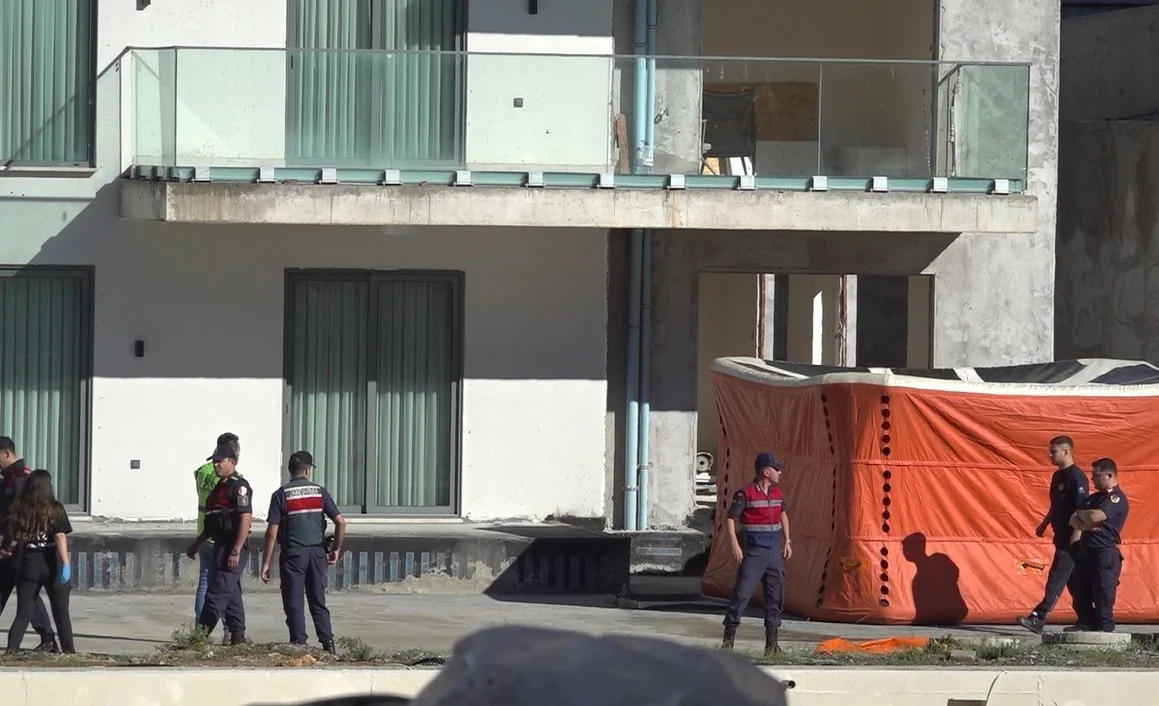 Alanya'da maaşını alamayan işçi inşaatın balkonuna çıktı 5