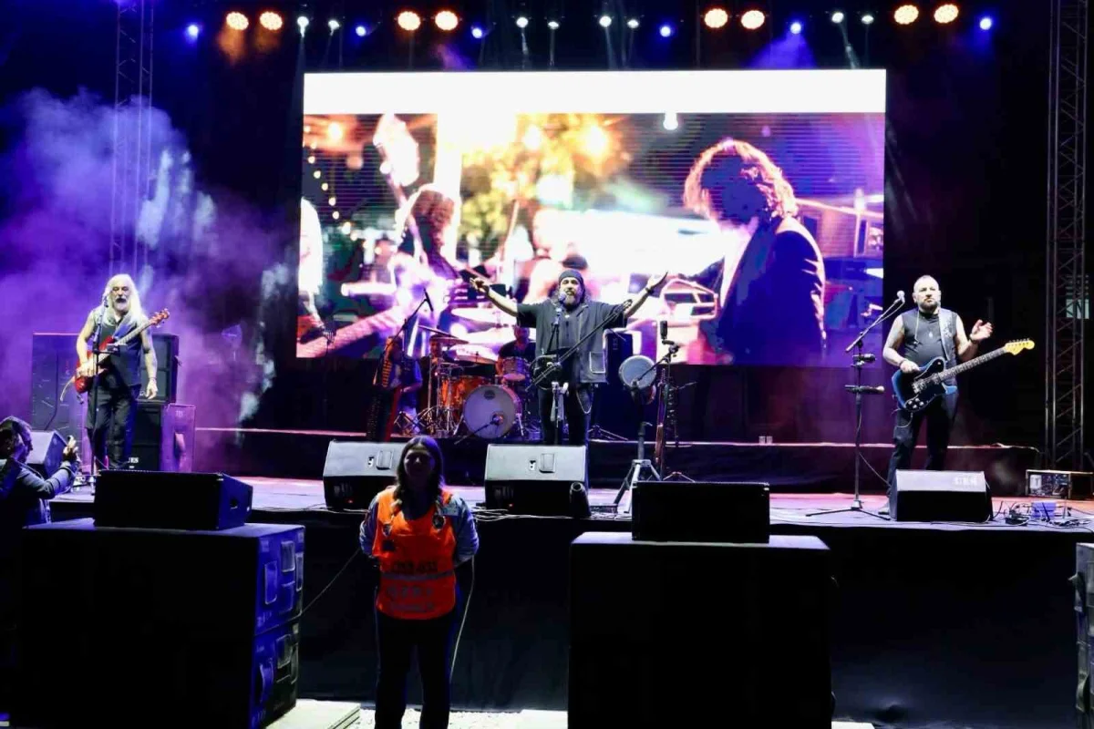 Çine 4. Memecik Fest'te Necati ve Saykolar sahne aldı 2