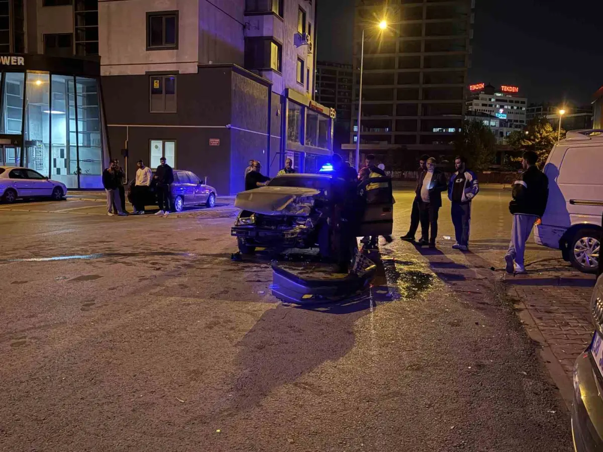 Kayseri'de minibüs ile otomobil çarpıştı: Savrulan araç dükkana daldı 3