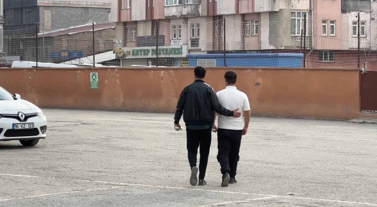 Yüksekova'da baba ve oğul aynı okulda KPSS heyecanı yaşadı 5
