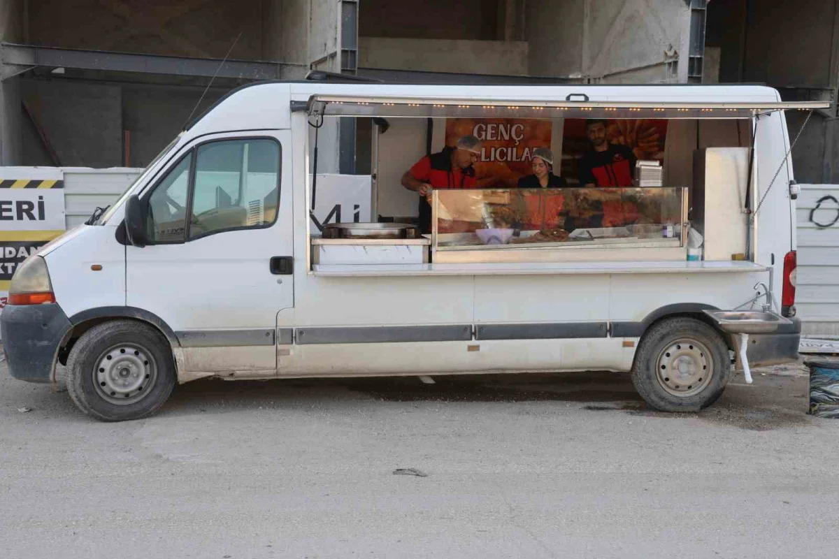 Hatay'da genç çift ata mirası tatlıları mobil araçla kentin sokaklarına taşıyor 2