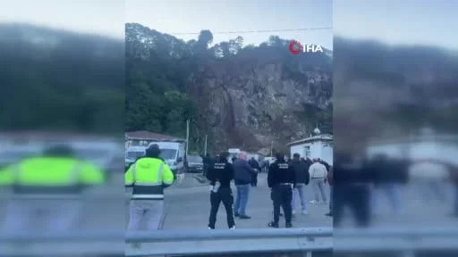 Artvin'de tır garajının olduğu alanda heyelanlar devam ediyor: Heyelan anı kamerada