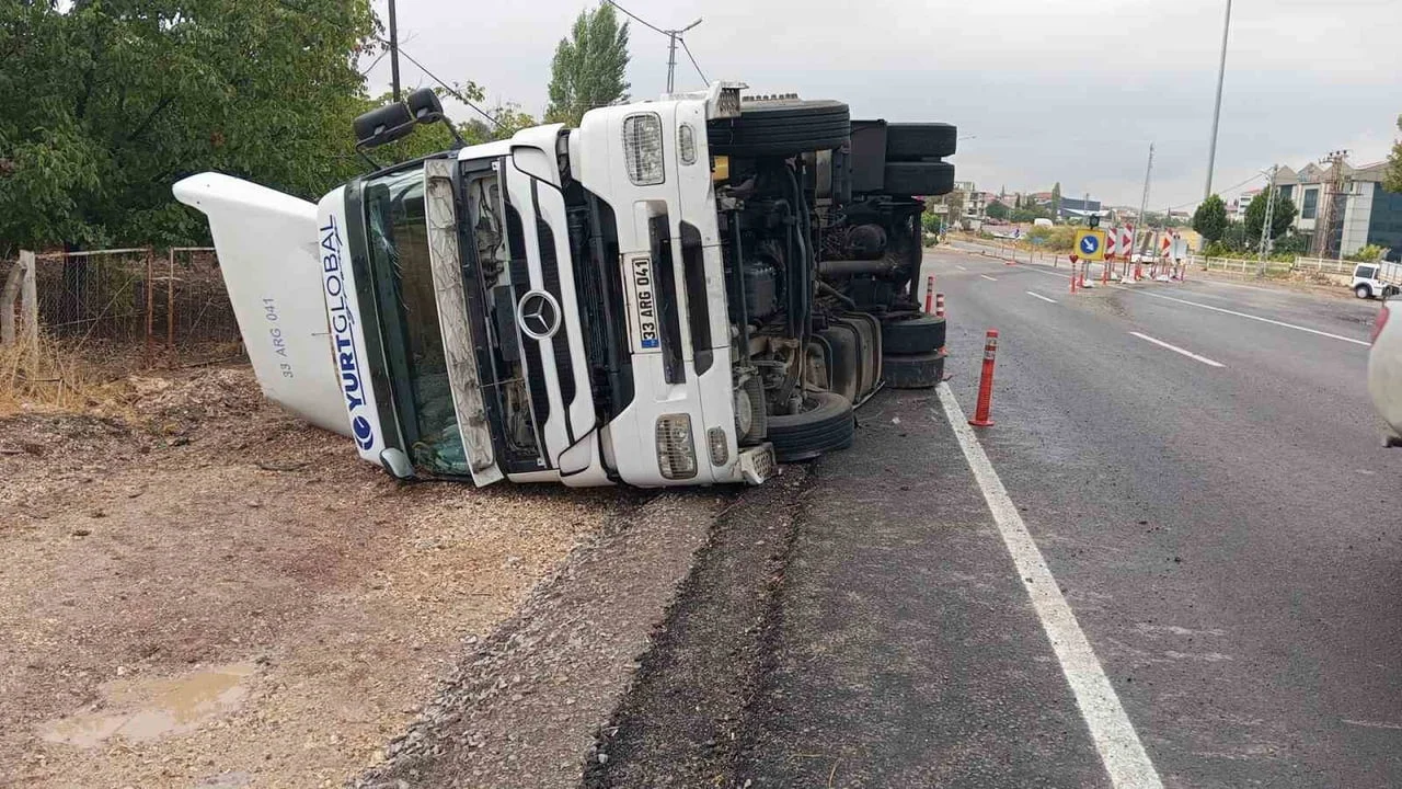ADIYAMAN’IN GÖLBAŞI İLÇESİNDE KONTROLDEN ÇIKAN TIRIN YAN YATMASI SONUCU MEYDANA GELEN KAZADA...