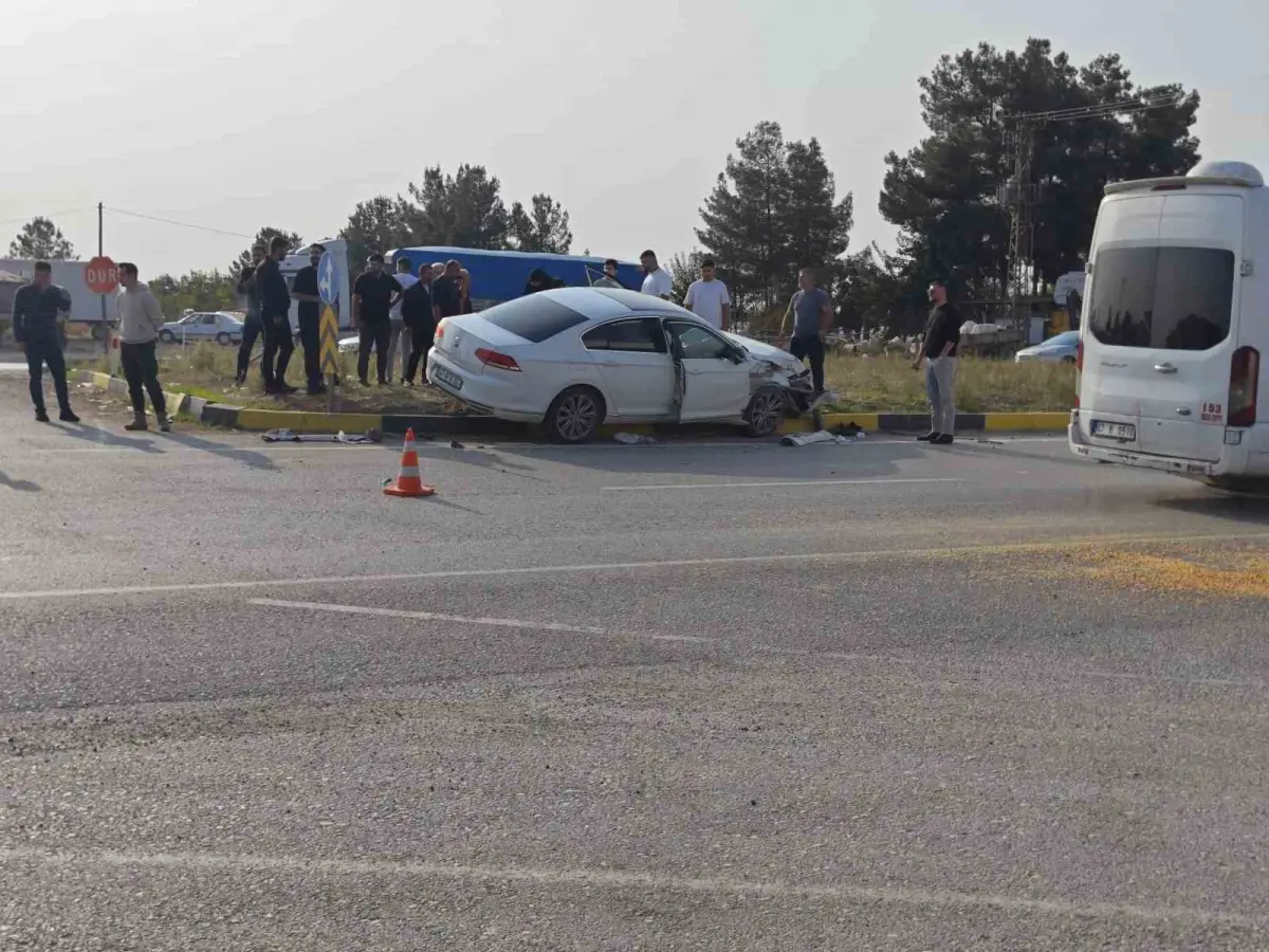 Diyarbakır'ın Çınar ilçesinde otomobil ile tır çarpıştı: 4 yaralı 2