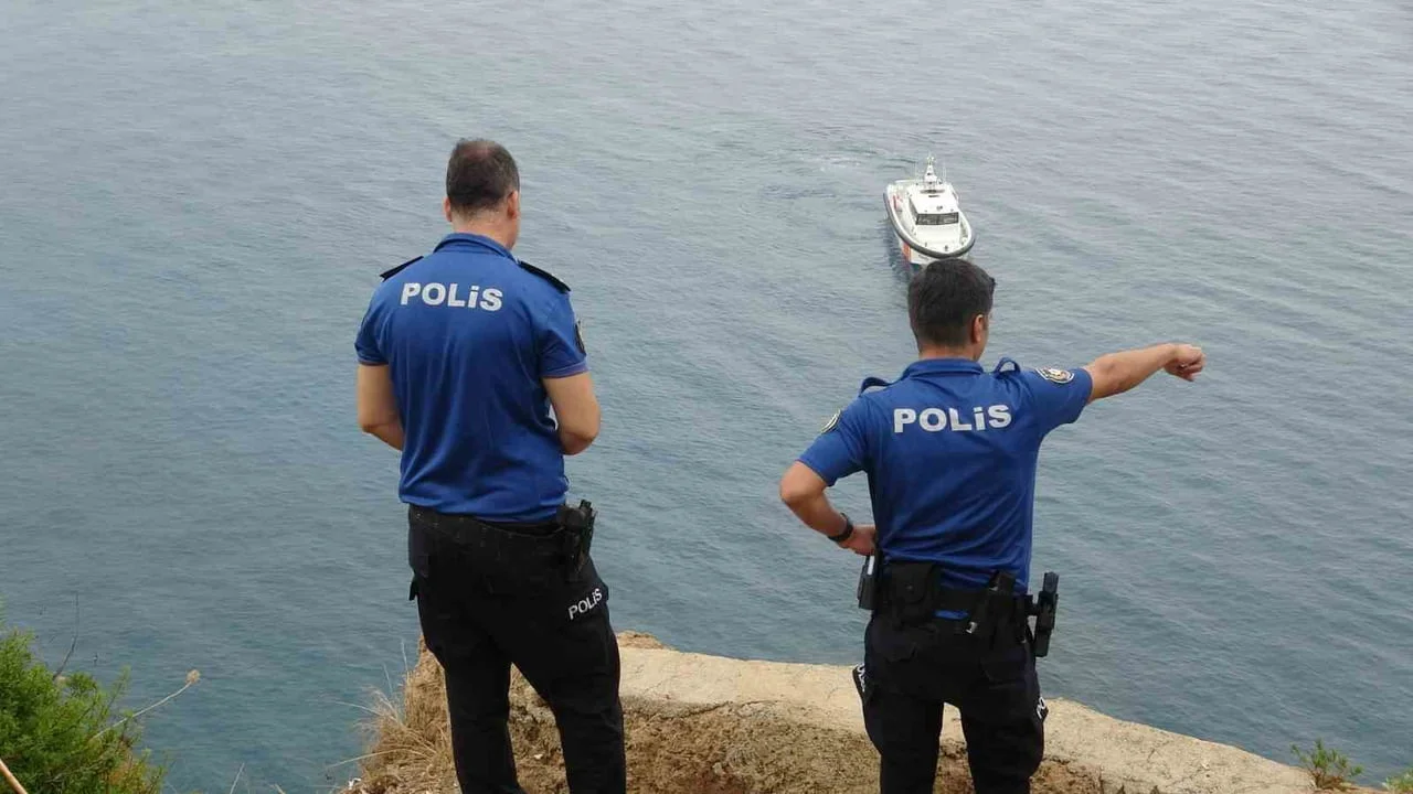 ANTALYA’DA YAKLAŞIK 35 METRELİK FALEZLERDEN GELEN "YARDIM EDİN" ÇIĞLIĞI AFAD, İTFAİYE, SAHİL...