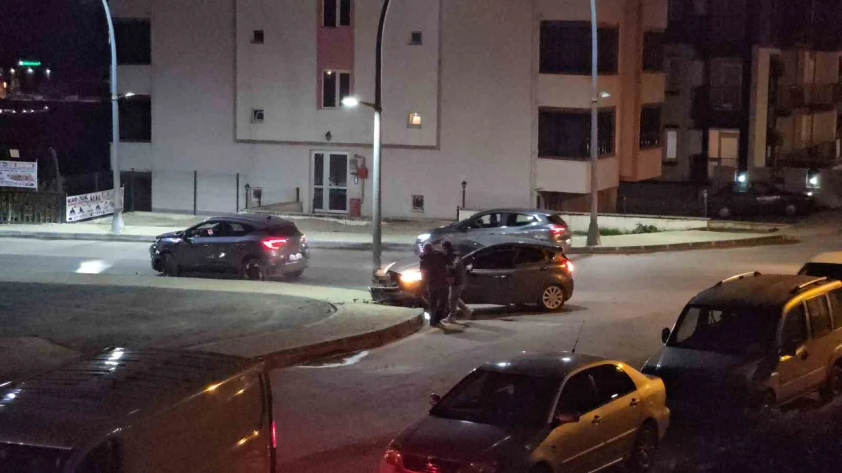Karabük'te kavşakta iki otomobil çarpıştı: Sürücüler yaralandı 2