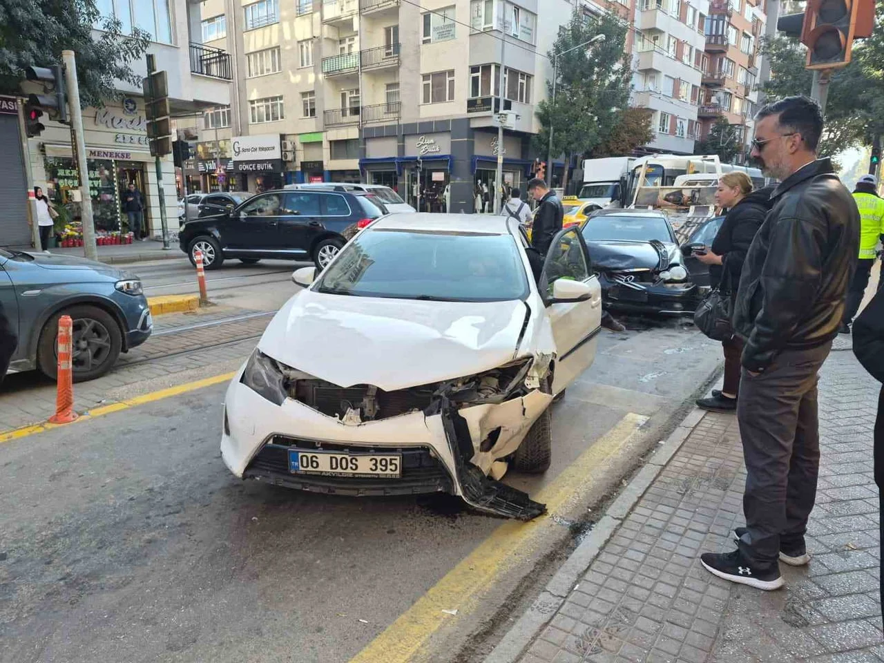 ESKİŞEHİR’İN ODUNPAZARI İLÇESİNDE İKİ OTOMOBİLİN KAFA KAFAYA ÇARPIŞMASI SONUCU MEYDANA GELEN...