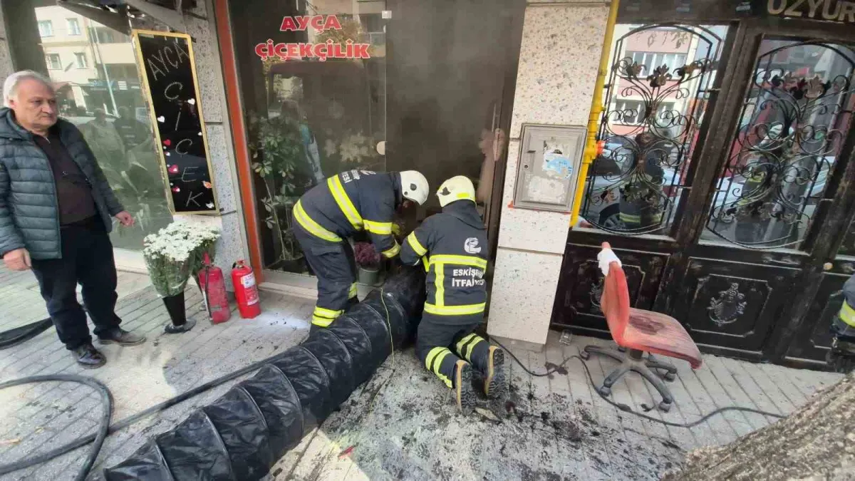 Eskişehir'de yanan çiçekçi dükkanının sahibi gözyaşlarına boğuldu 2
