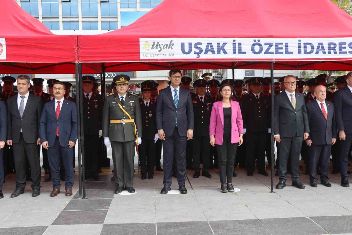 Uşak'ta 29 Ekim Cumhuriyet Bayramı kutlamaları çelenk töreniyle başladı 1