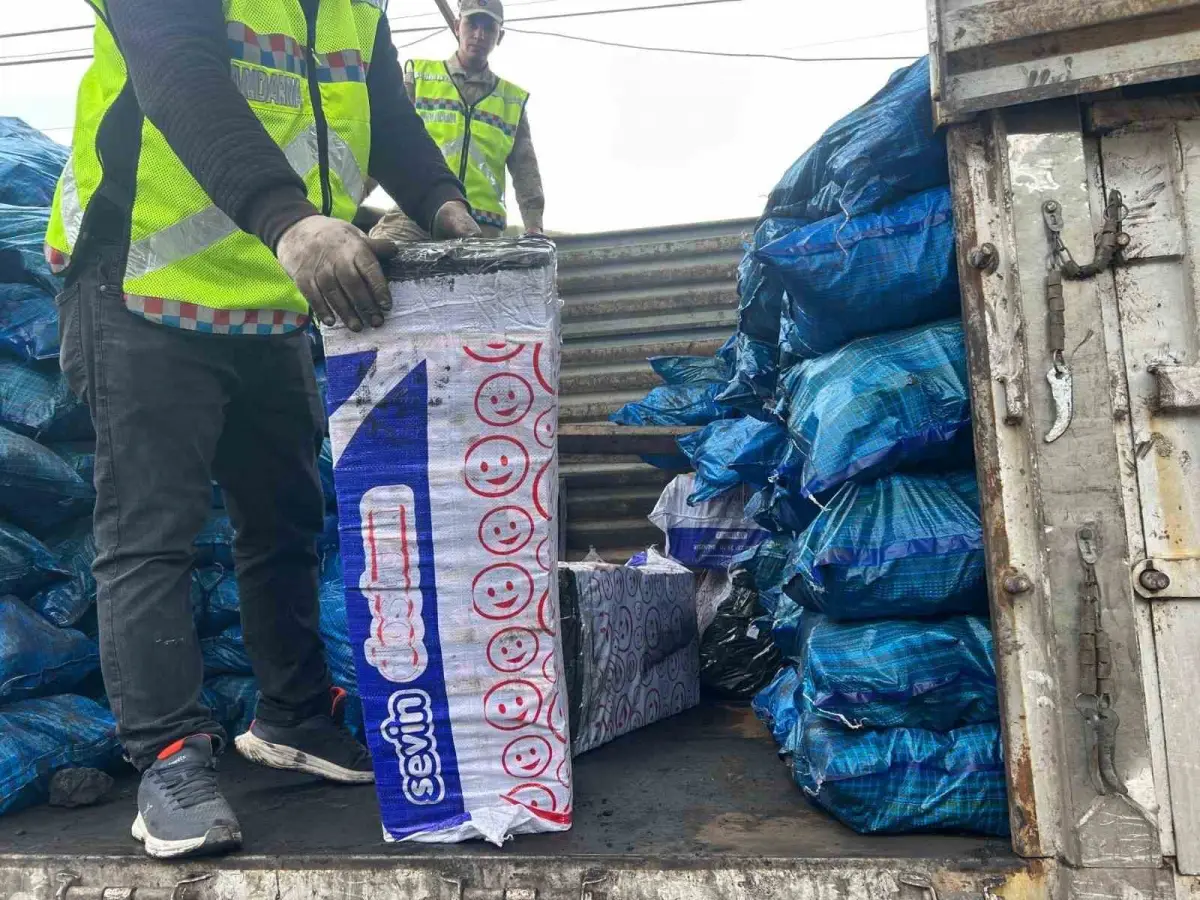 Siirt'te kömür çuvallarından 700 bin liralık kaçak sigara çıktı 2