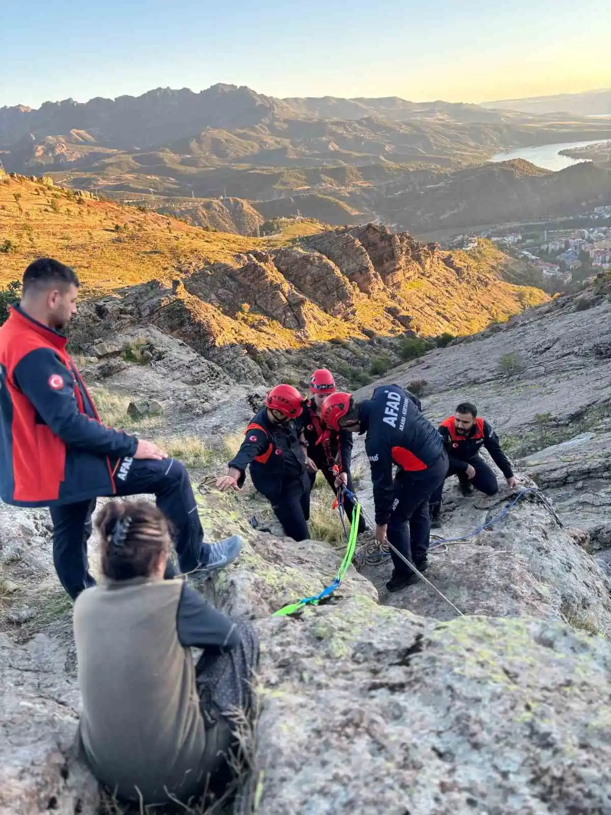 Tunceli'de sarp kayalıklarda mahsur kalan keçileri AFAD kurtardı 1