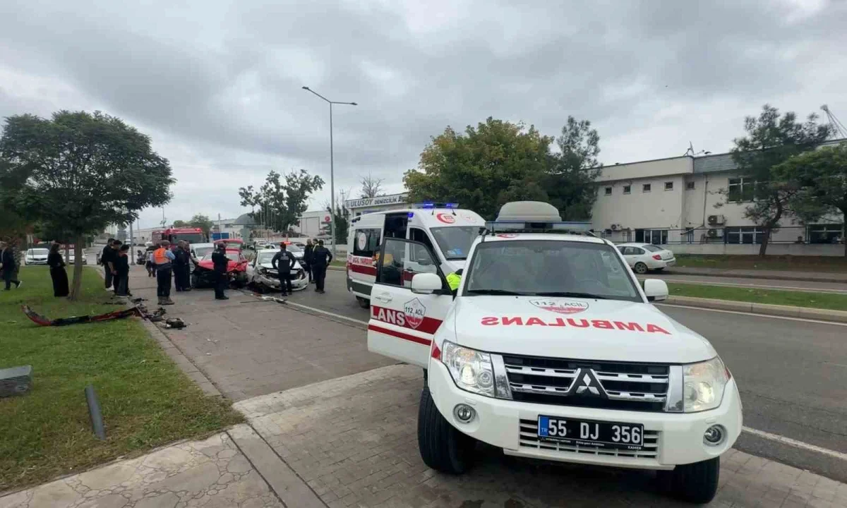 Samsun'da kontrolden çıkan otomobil karşı şeride geçti: 1'i ağır 2 yaralı 5