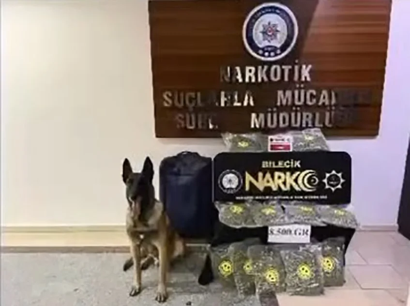 Bilecik'te takip edilen araçtaki valizden 8,5 kilo uyuşturucu çıktı: 2 tutuklama 1