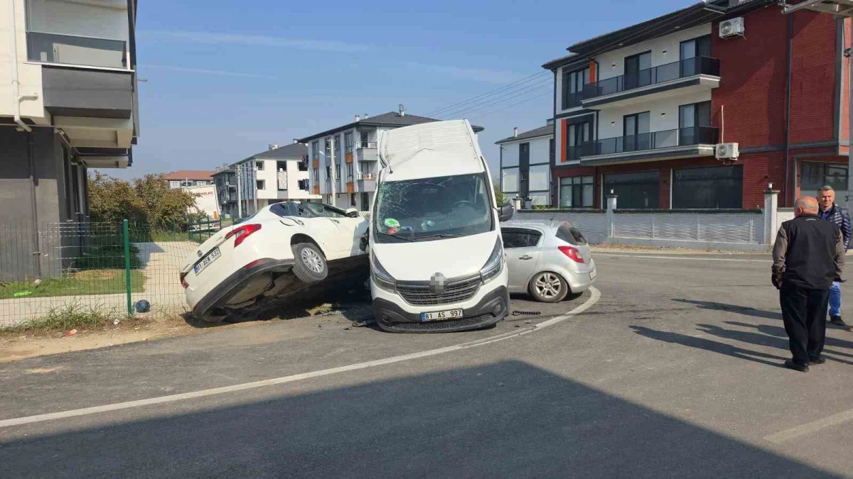 Düzce'de otomobilin çarptığı minibüs park halindeki aracın üzerine çıktı 3