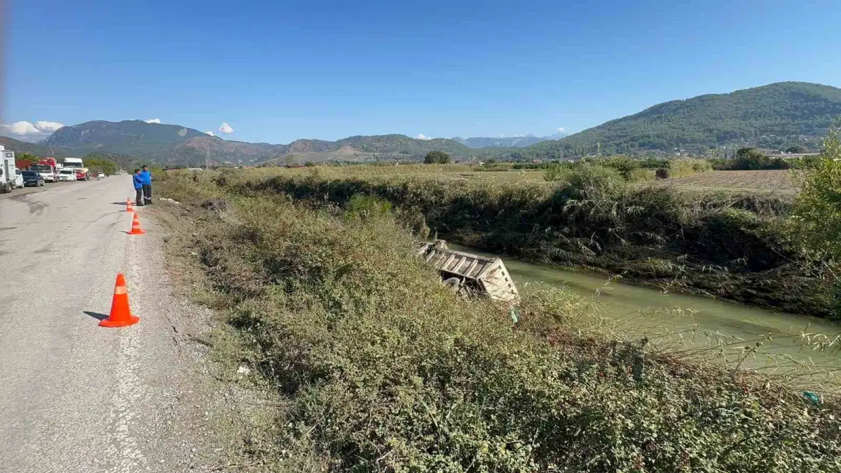 Dalaman'da ıslah çalışması yapan kamyon Tersakan Çayı'na devrildi 3