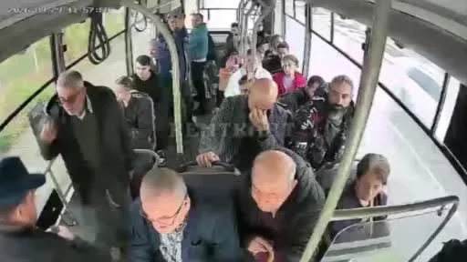 Epilepsi hastası yolcuya şoförlerden hızlı müdahale
