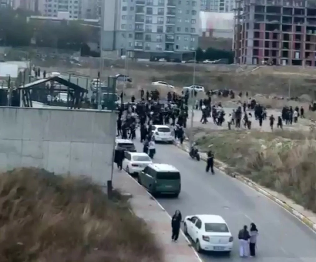 ESENYURT'TA BİR LİSEDE ÖĞRENCİLER ARASINDA HENÜZ BELİRLENEMEYEN BİR NEDENLE KAVGA ÇIKTI. OLAY...
