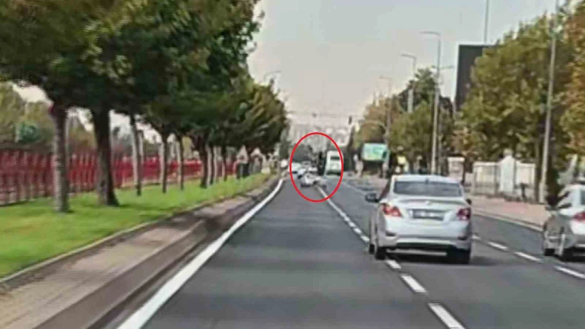Kayseri'de otomobille çarpışan motosikletli havaya savruldu: Kaza anı kask kamerasında 1